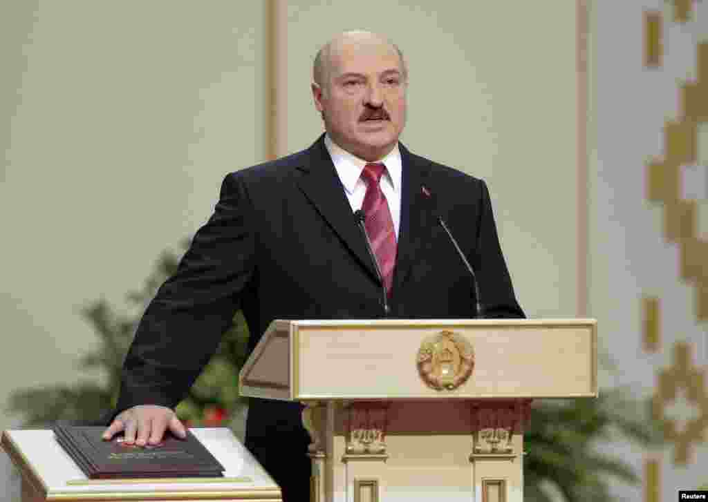 2011 год. Лукашэнка прысягае пасьля перамогі на прэзыдэнцкіх выбарах і чарговага брутальнага разгону пратэстаў апазыцыі