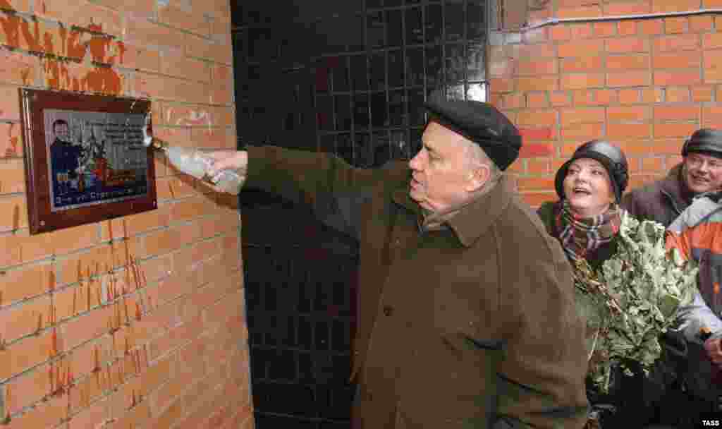 Ryazanov and actress Olga Naumenko (right) attend the unveiling of a memorial plaque on the house in Moscow where the famous film The Irony Of Fate was shot in 1975.