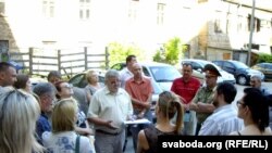 Падчас сустрэчы з прадстаўнікамі ўлады жыхары выказалі пратэст супраць гатэля.