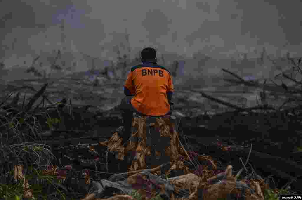 An Indonesian firefighter rests after battling a forest blaze in Kampar, Riau. (AFP/Wahyudi)