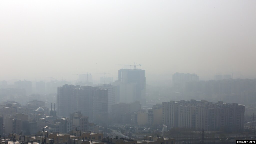 پس از گذشت یک سال اظهارات ضد و نقیض مقامات درباره منشاء بوی بد در تهران ادامه دارد