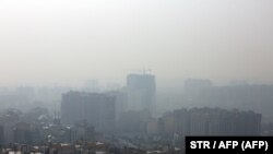 Iran -- A general view taken from northern Tehran shows a blanket of smog covering the city as heavy pollution hit the Iranian capital on December 15, 2019. (Photo by STR / AFP)