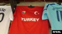 Կենտրոնում` Թուրքիայի ֆուտբոլի հավաքականի մարզաշապիկը
