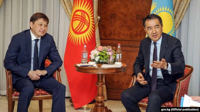 Премьер-министр Казахстана Бакытжан Сагинтаев (справа) и премьер-министр Кыргызстана Сапар Исаков. Ереван, 24 октября 2017 года.