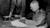 Генерал-фельдмаршал Вильгельм Кейтель подписывает акт о безоговорочной капитуляции Вермахта 