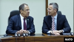 Глава МЗС Росії Сергій Лавров та генсекретар НАТО Єнс Столтенберг на полях щорічної сесії Комітету міністрів Ради Європи в Брюсселі, Бельгія, 19 травня 2015 року