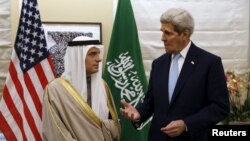 Adel al-Jubeir (majtas) dhe John Kerry gjatë një takimi të tyre në Londër