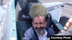 Nikol Pashinian Su-30 qırıcısının kabinəsində