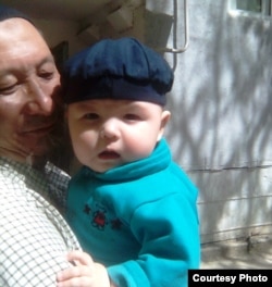 Болат Амиров с внуком.