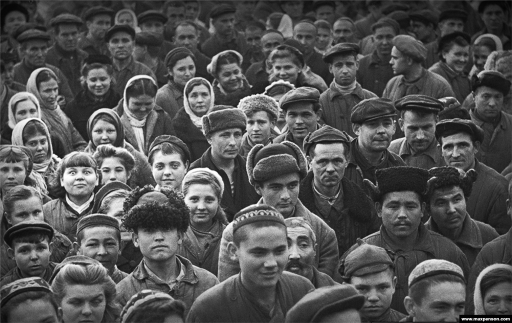 A worker&#39;s rally in the courtyard of a textile mill in Tashkent. Between 1925 and 1949, photographer Max Penson documented life in Soviet Uzbekistan.