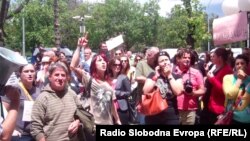 Новинарите на протест пред судот во Скопје побараа ослободување од притвор на нивниот колега Томислав Кежаровски од Нова Македонија на 31 мај 2013 година.