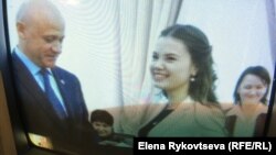 Мэр Одессы Геннадий Труханов награждает юных экологов (кадр из одесского телерепортажа)