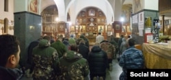 Российские военные без опознавательных знаков в церкви. Керчь, 1 марта 2014 года