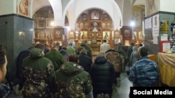 Российские военные в церкви Керчи 1 марта 2014 года