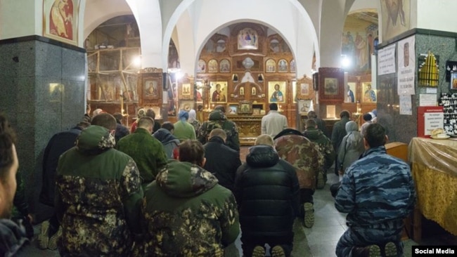 Российские военные в храме Андрея Первозванного в Керчи, 1 марта 2014 года. Фото опубликовано в Facebook пользователем «Константин Ходаковский»