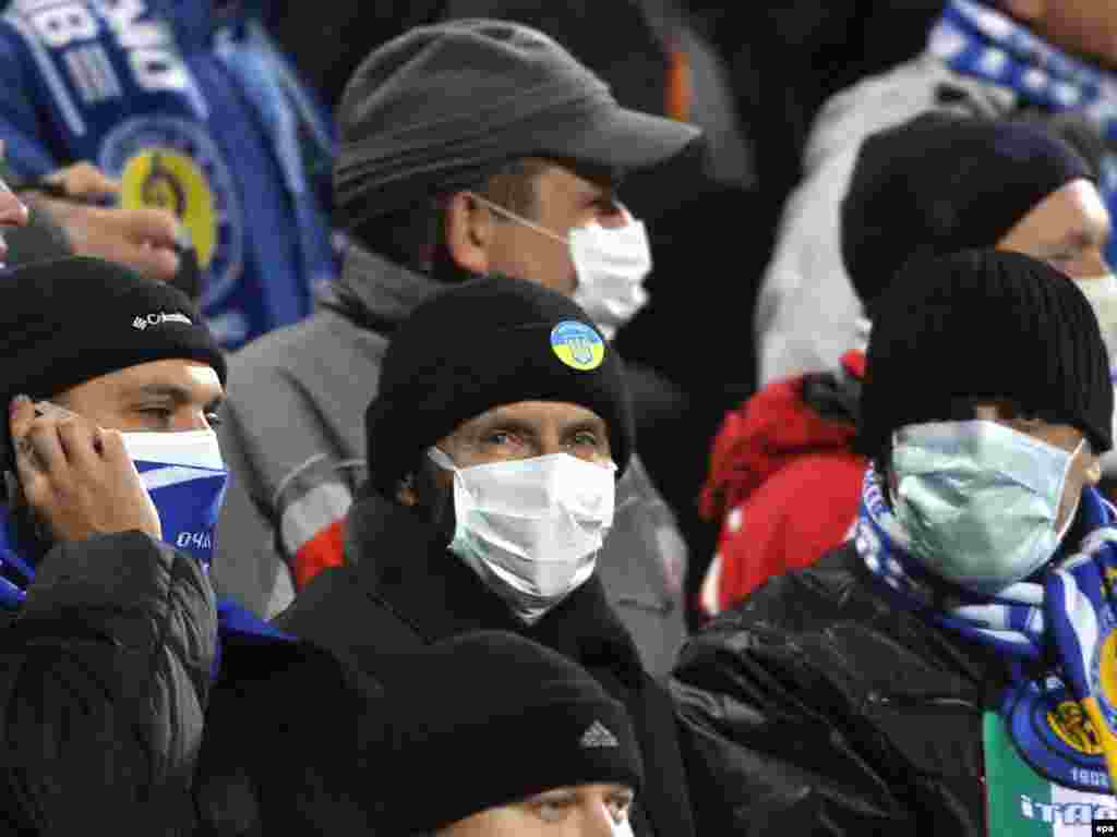 Ukrajina - Fudbalska utakmica - Ovi navijači se nisu htjeli odreći gledanja fudbalske utakmice UEFA šampion lige, Dynamo iz Kijeva - Inter iz Milana zbog svinjske gripe. Zaštitne maske su ipak nosili...