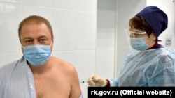 Заступнику міністра охорони здоров'я Криму Антону Лясковському роблять щеплення від коронавірусу російською вакциною «Спутник V», 13 січня 2021 року