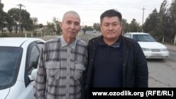 Журналист Солиджон Абдурахманов (слева) с представителем «Эзгулика» Абдурахманом Ташановым в день освобождения из колонии, 4 октября 2017 года. 