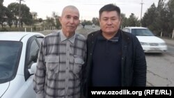 Өзбек журналисі Солиджон Абдурахмоновтың (сол жақта) түрмеден босап шыққан сәті