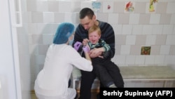 Vaccinarea unui copil într-o policlinică din Kiev, Ucraina. 15 ianuarie 2018