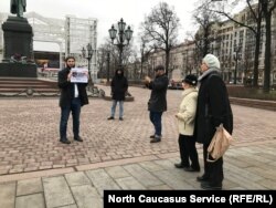 Прохожие в Москве подходили к участникам пикета и спрашивали о Гаджиеве