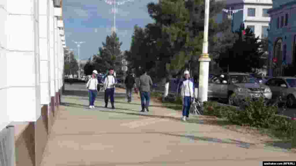 Студенты возвращаются с культмассовых мероприятий