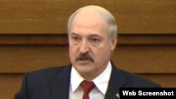 Президент Беларуси Александр Лукашенко выступает с ежегодным обращением к народу с трибуны парламента в Минске. 29 апреля 2015 года.
