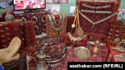 Türkmen bedewine bagyşlanyp Aşgabatda gurnalan sergiden käbir milli ekponatlar. Aşgabat 26-njy aprel, 2013.