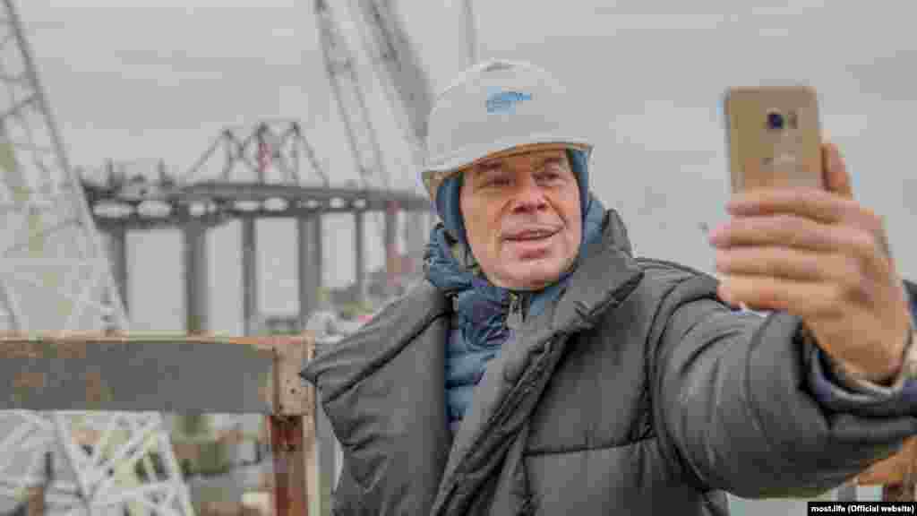 Олег Газманов зустрівся з будівельниками Кримського мосту 