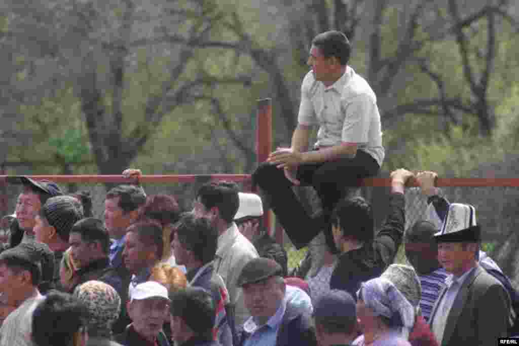 Чогулган эл болсо күрттөрдүн баары бул жерден көчүп кетүүсүн талап кылышты. - Kyrgyzstan -- Kyrgyz Lawmakers to Discuss the Cause of the Inter-Ethnic Tensions in the Town of Petrovka,30april2009