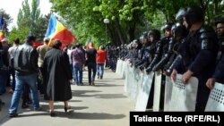 The government building in Chisinau was encircled by a heavy police presence that the Interior Ministry said would be sufficient to ensure public order during the protest, which was organized by the pro-European Dignity and Truth party.