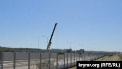 У Керчі встановлюють шумозахисні екрани вздовж траси «Таврида»