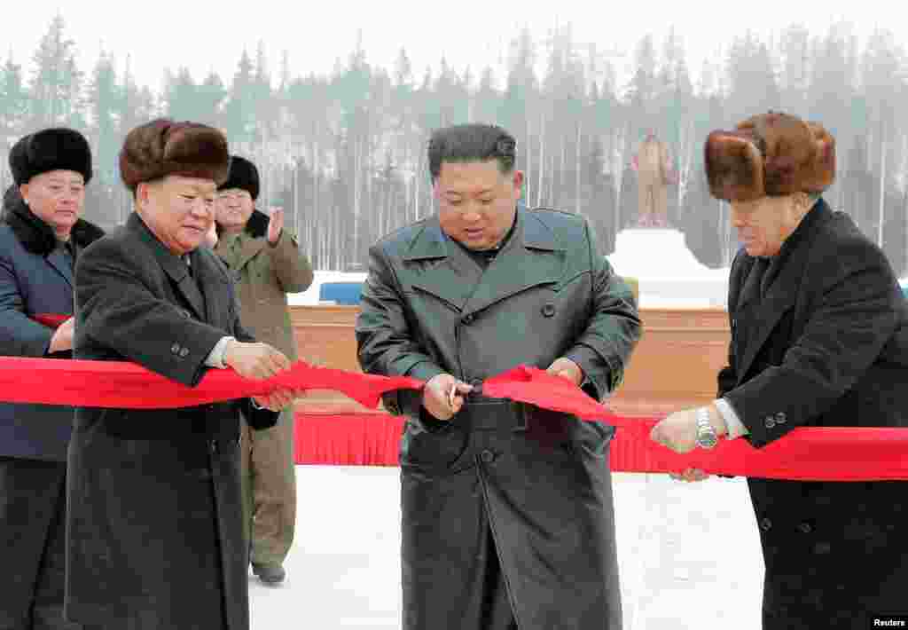 Планинският град се намира близо до границата с Китай. Той бе &quot;открит&quot; от Ким Чен Ун на 2 декември. Церемонията отбеляза края на втората фаза на строителство. Пълното приключване е планирано за октомври 2020 г.&nbsp;