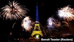 Эйфелева башня в Париже в национальных цветах Украины. День взятия Бастилии, 14 июля 2022 года