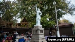 Копия Статуи Свободы в парке миниатюр в Бахчисарае. Крым, 22 октября 2018 года