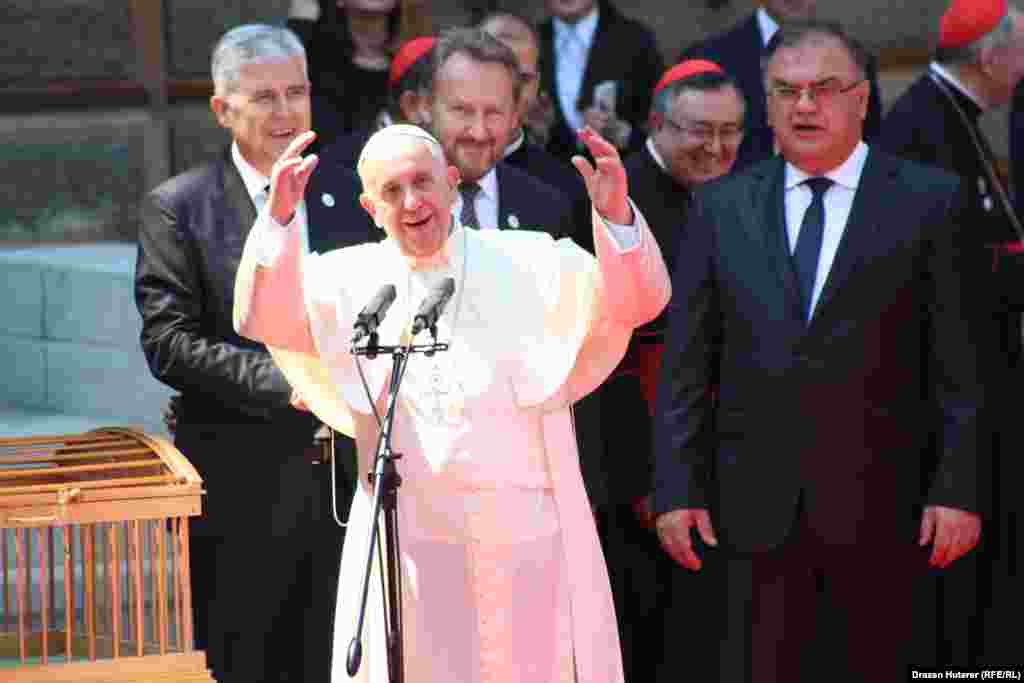 Papa govori okupljenim građanima &quot;Mir vama&quot;.