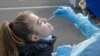 Yeni Zelandiyada koronavirus testi götürülür
