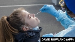 Një banore e Zelandës së Re duke u testuar për koronavirus.
