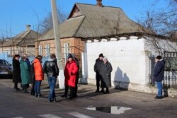 Батьки школярів, які зібралися біля навчального закладу