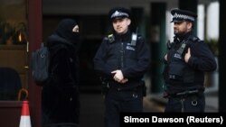 Policija ispred džamije u Londonu 20. februara 2020. 