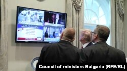 Доналд Тръмп показва на Бойко Борисов как следи телевизиите от кабинета си