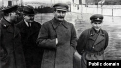 Зліва на право: Ворошилов, Молотов, Сталін і Єжов на каналі Москва-Волга, 1937 рік