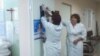 Медсестры вешают предвыборный плакат