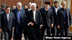 علی اکبر طبری (نفر دوم از راست) که متهم به فساد شده است، از مدیران معتمد صادق لاریجانی بوده است. 
