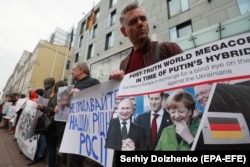 Родичі українців, яких захлпила і засудала Росія, тримають плакати з портретами рідних перед посольством Німеччини у Києві, 11 квітня 2019 року