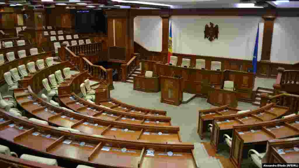 Sala de ședințe plenare a Parlamentului Republicii Moldova a fost pustie toată toamna, înainte de alegerile parlamentare de la 30 noiembrie.