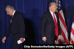 АҚШ президенті Дональд Трамп (оң жақта) пен тәліптермен келіссөз жүргізген АҚШ делегациясының жетекшісі Залмай Халилзад. 27 сәуір 2017 жыл.