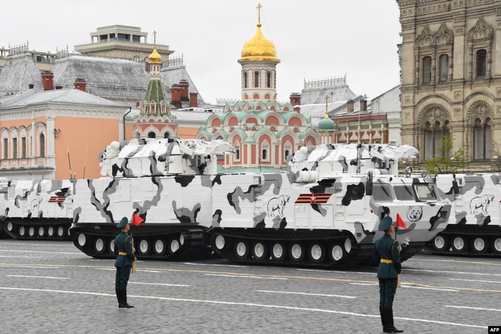 Показ зенітно-ракетного комплексу «Тор-М2ДТ» (арктична модель комплексу «Тор-М2») під час військового параду в Москві, 9 травня 2017 року