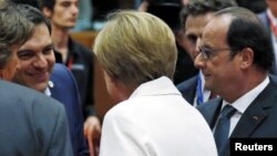 Премьер-министр Греции Алексис Ципрас (слева), канцлер Германии Ангела Меркель, президент Франции Франсуа Олланд на саммите в Брюсселе, 12 июля 2015 года. 