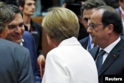 Грецький прем'єр Алексіс Ципрас із канцлером Німеччини Анґелою Меркель та президентом Франції Франсуа Олландом під час саміту лідерів єврозони в Брюсселі